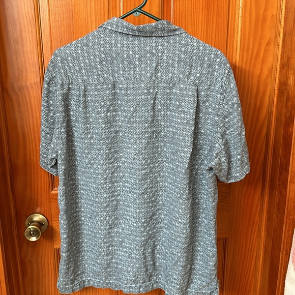Tommy Bahama button down shirt. Size medium. - Picture 4 of 5